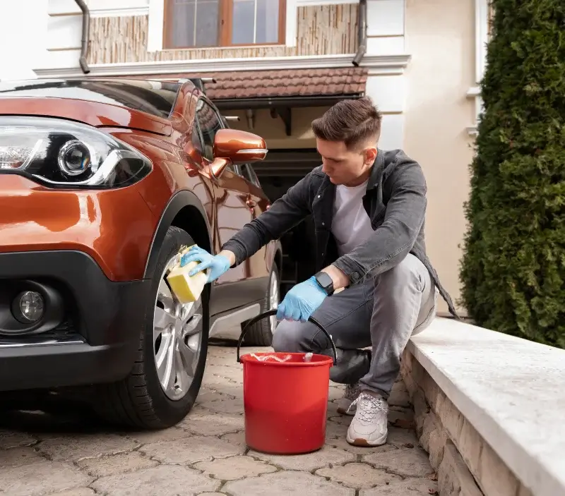 Lavage auto à domicile Lenax : professionnel intervenant sur un véhicule